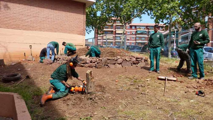 Arranjament d’un parterre al col·legi Eramprunyà