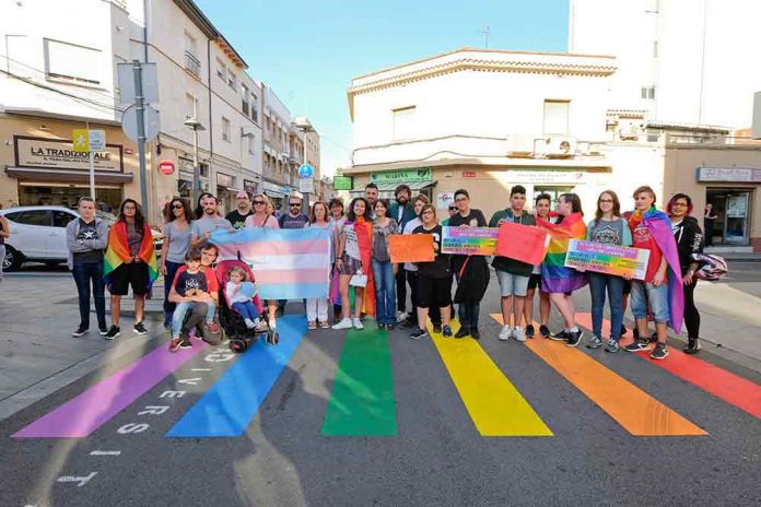 Gavà pinta de colors passos de vianants en defensa del col·lectiu LGTBI