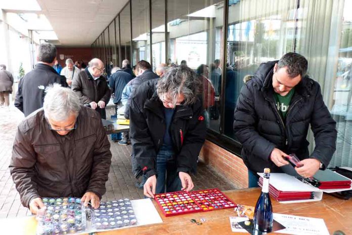 Intercanvi de plaques de cava a la Fira