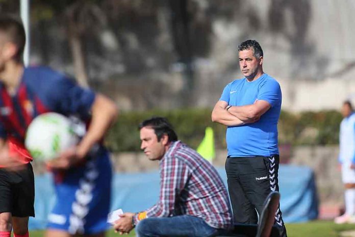 Óscar Mena: “Jo no cobro des de fa quatre mesos, i els jugadors des de fa dos”