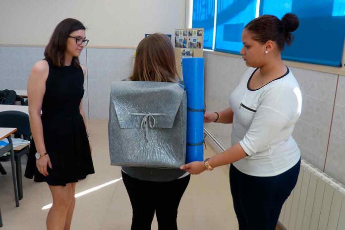 Tres estudiants gavanenques creen una motxilla feta amb moqueta de la Fira de Barcelona