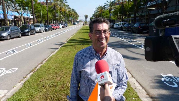 Miguel Ángel Ibáñez, davant el carril bici nou de Gavà Mar