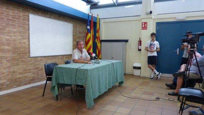 Manuel Maniega, explicant a la premsa el descens administratiu del Gavà Manuel Maniega, explicant a la premsa el descens administratiu del Gavà