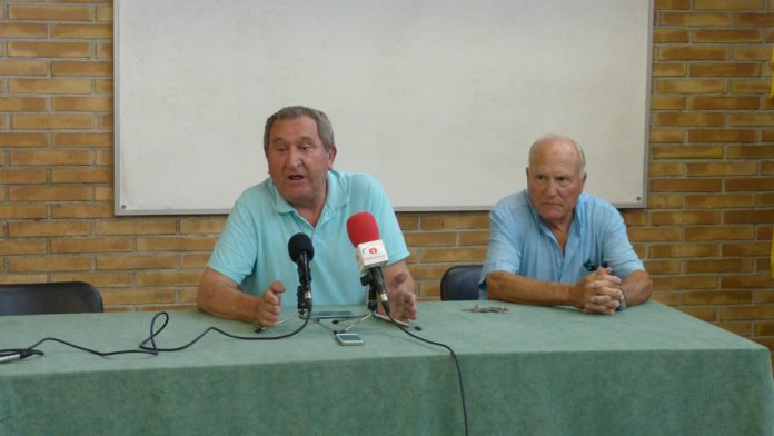 Maniega (esquerra), surt al pas de les informacions que situen al Gavà a Tercera Divisió