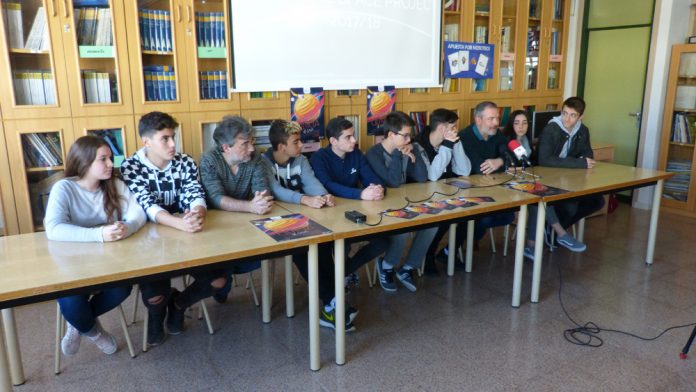 Els alumnes encarregats de la sondas espacial