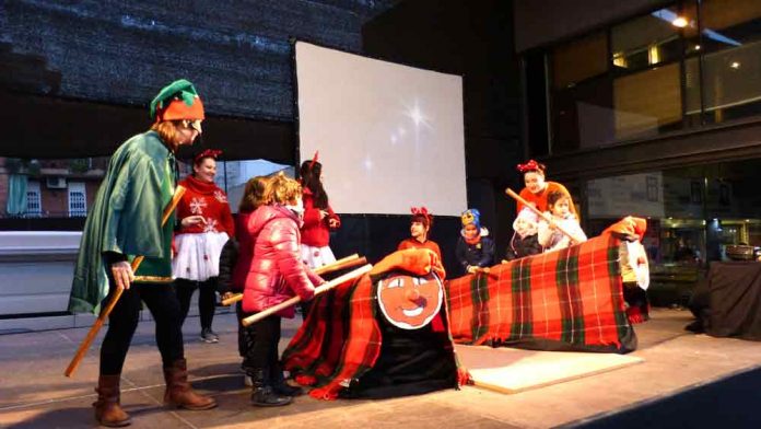 Gavà fa cagar el Tió un Nadal més al parc de la Torre Lluc