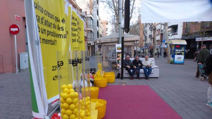 Un sofà és el leitmotiv de tota la bateria de suports publicitaris de la