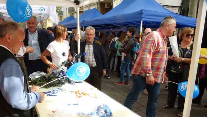 El PP de Gavà reparteix roses blaves per Sant Jordi