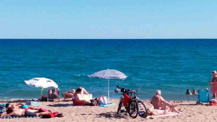 La platja de Gavà recupera la bandera blava
