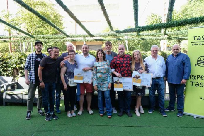 Els premiats amb l'alcaldessa i organitzadors de GastroGavà