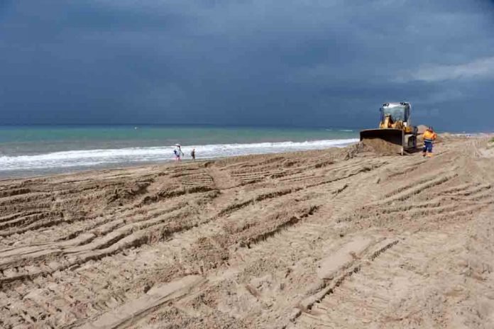 APORTACIO-SORRA-1 Comença la temporada de platja a Gavà