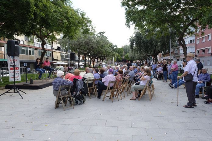 fotobarris Debate con los vecinos de can Serra Balet, Àngela Roca y Ausiàs March