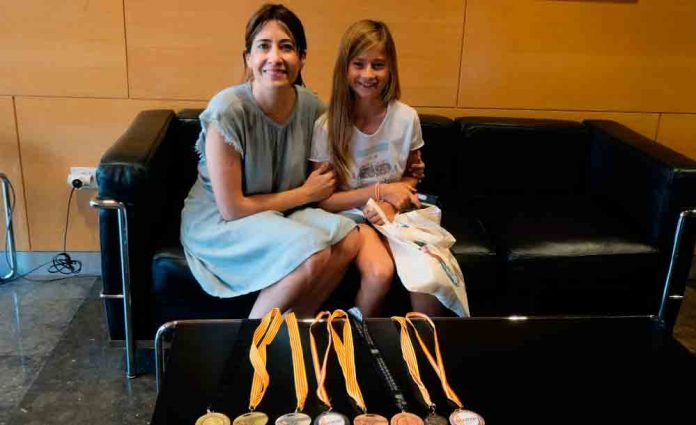 Noa Tamaral mostra les medalles a Raquel Sánchez