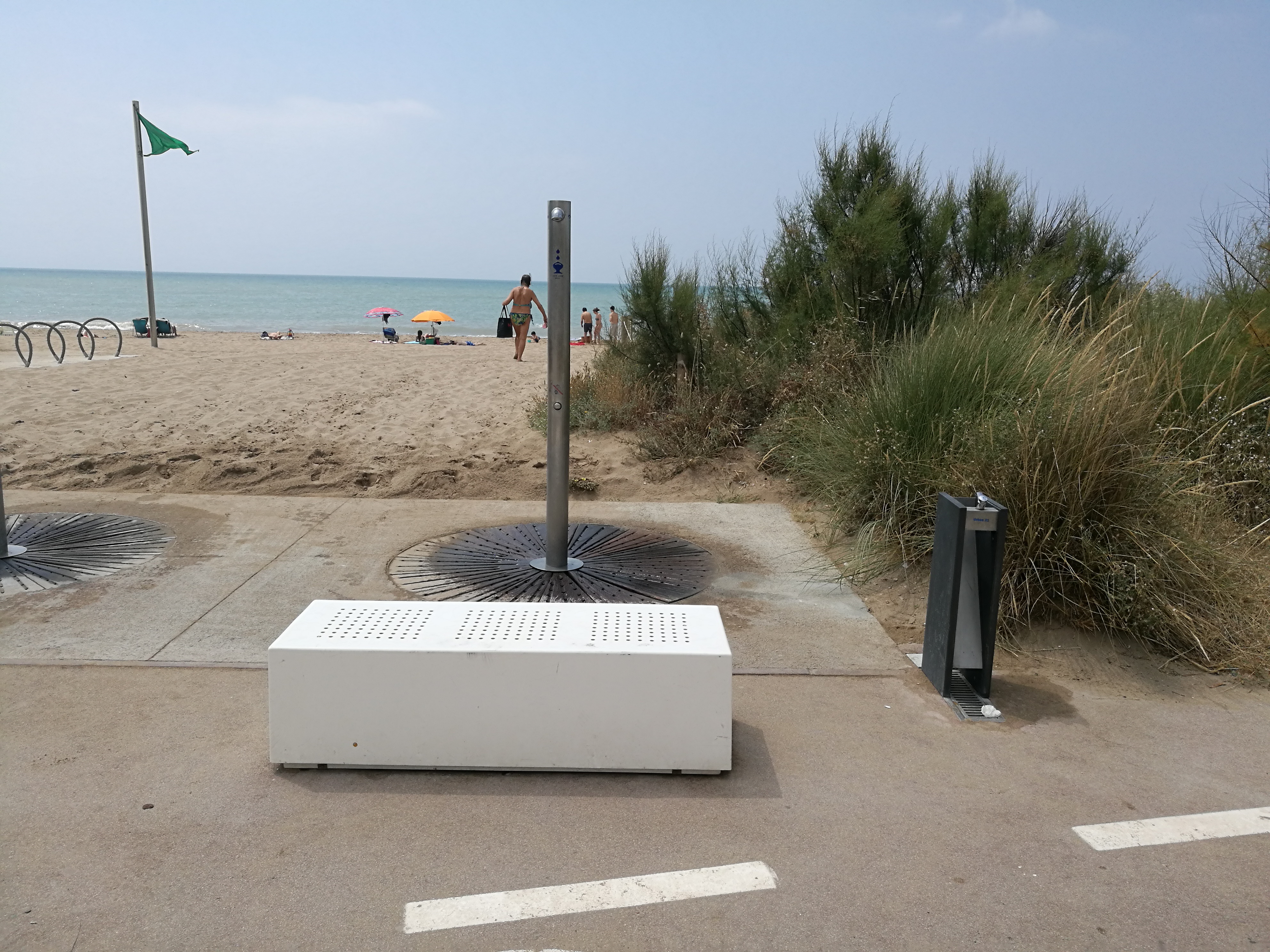 Tres fonts d'aigua als carrers d'accés la platja de Gavà