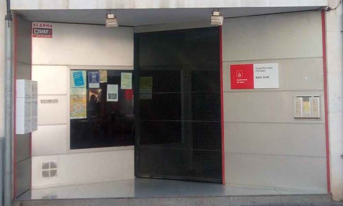 Entrada del Casal Municipal d’Entitats Sant Jordi, nova seu del Servei Local de Català de Gavà