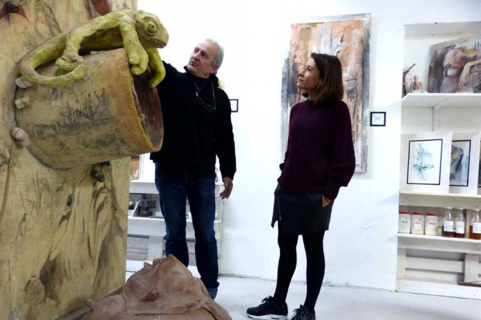 Alcaldessa visita el taller de Francisco Valderrama