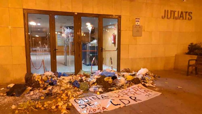 Els CDR escampen brossa a la porta del Jutjat