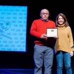 L’alcaldessa va lliurar al director del Sagrat Cor una placa commemorativa