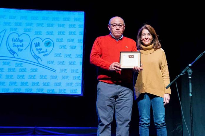 L'alcaldessa va lliurar al director del Sagrat Cor una placa commemorativa