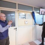 El director del col·legi i l’alcaldessa en el moment del descobriment de la placa
