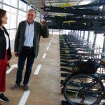 Raquel Sánchez i Antoni Poveda durant una visita al nu aparcament