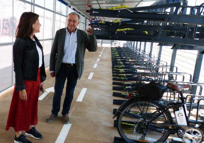Raquel Sánchez i Antoni Poveda durant una visita al nou aparcament