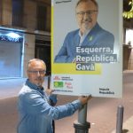 Albert Massana, amb un cartell de la campanya per les municipals