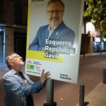 Albert Massana, enganxant un cartell