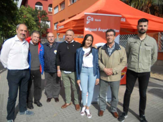 Nabila Tazoui junto al alcaldable Miguel Ángel Ibáñez y otros compañeros de candidatura Nabila Tazoui junto al alcaldable Miguel Ángel Ibáñez y otros compañeros de candidatura