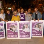 Miguel Herrera, alcaldable de Podemos, amb diversos membres de la candidatura morada