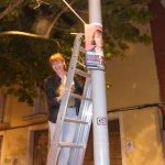 Gisela Almirall, alcaldable de Gavà per la República, enganxant un cartell