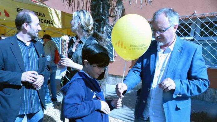 L'alcaldable Albert Massana de campanya al passeig Maragall