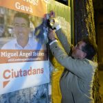 Miguel Ángel Ibáñez, enganxant un cartell de la campanya