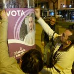 Miguel Herrera, alcaldable de Podemos, penjant un cartell amb la seva número 2, Estela Ortega