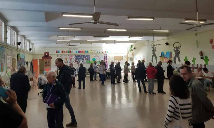 Obren amb normalitat els centres electorals del 26M