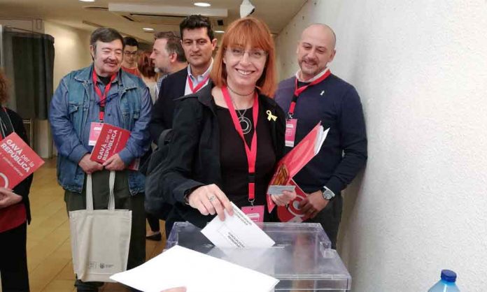 Gisela Almirall dipositant el seu vot al Casal Sant Jordi