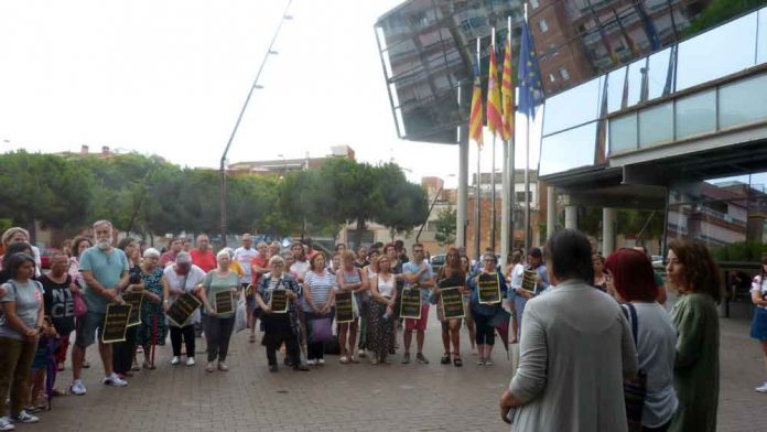 Moment de la lectura del manifest de l'Associació de Dones Clara Campoamor