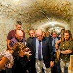 L’alcadessa durant la visita guiada que es va fer després de la inauguració