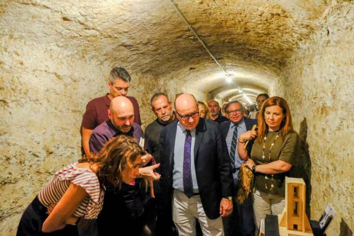 L'alcadessa durant la visita guiada que es va fer després de la inauguració