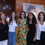 Aina i Rocío amb l’alcaldessa, la regidora de Comerç i la seva professora, Amaia Bordas