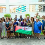 Els infants i les famílies acollidores amb l’alcaldessa i integrants del consistori