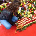 Raquel Sánchez, fent l’ofrena floral de l’Ajuntament de Gavà