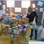 Delia Müller amb la taula d’aliments entregats pels alumnes del col·legi San Pedro
