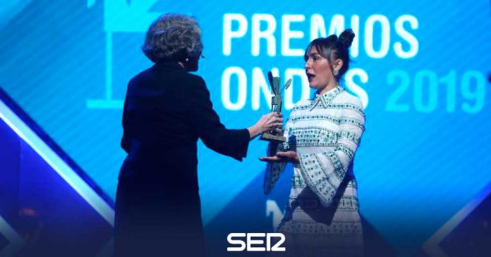 Candela Peña recull el Ondas per Hierro