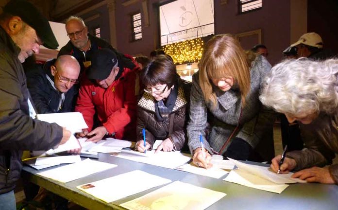 Signatura de cartes pels presos pel procés
