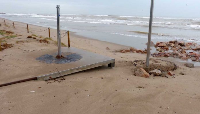El temporal provoca destrosses a la platja de Gavà