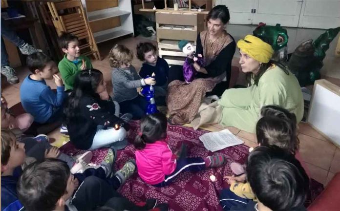 Els infants bocabadats amb la història del Brumot