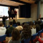 Mayca Luna i els seus dos fills, parlant aquest matí en la sessió del Talent a les Aules celebrada al Santo Ángel