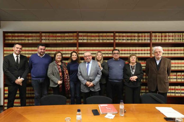 sindics L'alcaldessa, el tinent d'alcalde i el secretari de Gavà amb els sis síndics i síndiques que van participar a la trobada