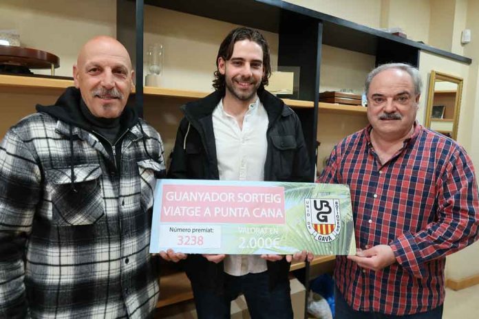 De izquierda a derecha el presidente de la UBG, el ganador y el propietario de la Joyería Subirá De izquierda a derecha el presidente de la UBG, el ganador y el propietario de la Joyería Subirá